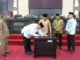Wako Zul Elfian menandatangani naskah Perda APBD Kota Solok Tahun 2020.