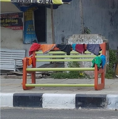 Anggota DPRD Padang Mastilizal Aye Sayangkan Proyek Bangku Trotoar