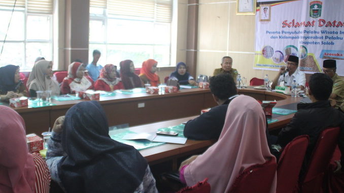 Bupati Gusmal saat memberikan arahan pada pelaku ekonomi kreatif dan pariwisata Kab. Solok