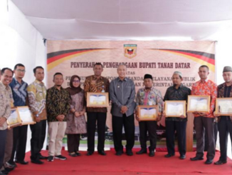 Bupati Irdinansyah Tarmizi Foto bareng dengan para penerima Piagam