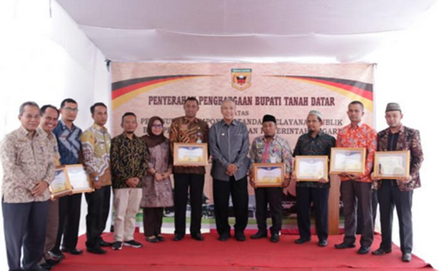 Bupati Irdinansyah Tarmizi Foto bareng dengan para penerima Piagam