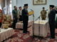 Bupati Irdinansyah Tarmizi sedang melantik Drs. Suhermen