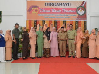 Bupati Sijunjung, Yuswir Arifin dan Ketua TP PKK, Ny.En Yuswir Arifin berfoto bersama dengan pengurus