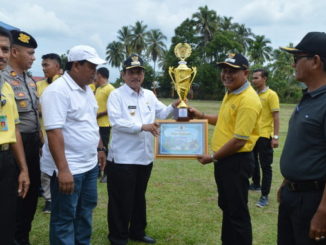 Bupati Sijunjung, Yuswir Arifin menyerahkan hadiah juara I BBGRM pada Nagari Kamang.