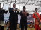 Bupati Tanah Datar Irdinansyah Tarmizi memengan piagam pemecahan Rekor MURI.