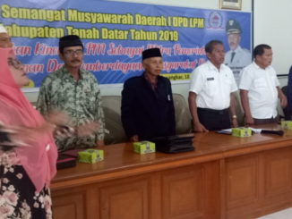 Bupati Tanah Datar yang diwakil oleh Kepala Dinas PMDPPKB Tanah Datar bersama Pengurus DPD LPM Propinsi.