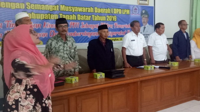 Bupati Tanah Datar yang diwakil oleh Kepala Dinas PMDPPKB Tanah Datar bersama Pengurus DPD LPM Propinsi.