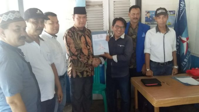 Burhanuddi saat mengembalikan formulir pendaftaran ke DPC artai Demokrat Pesse.