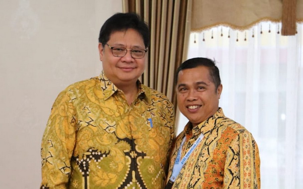 Buyung Lapau bersama Ketum DPP Golkar, Airlangga Hartanto.