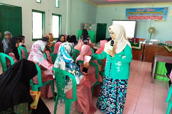 Dr Netrawati saat konseling di Panti Asuhan Kota Pariaman.
