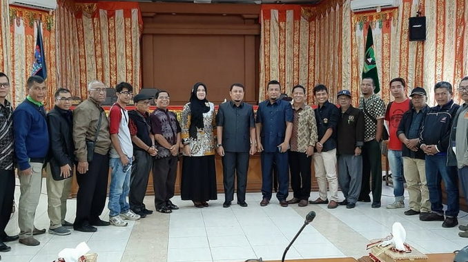 Foto DPRD Payakumbuh bersama wartaman