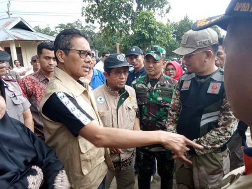 Gubernur Sumbar Irwan Prayitno saat mengunjungi korban banjir bandang Padang Alai Jorong Petok Kenagarian Panti Selatan