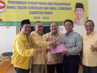 Indra Catri saat mendaftar ke Partai Golkar.