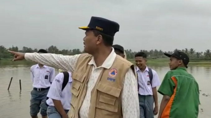 Irfendi Arbi pada salah satu simulasi di daerah rawan bencana.