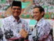 Irfendi Arbi saat menerima penghargaan.