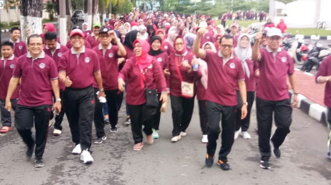 Jalan sehat Dharma Wanita Persatuan UNP