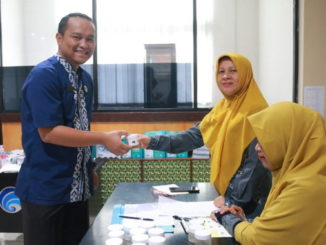 Kabid Humas diskominfo Payakumbuh menyerah urine nya ntuk dites BNN setempat