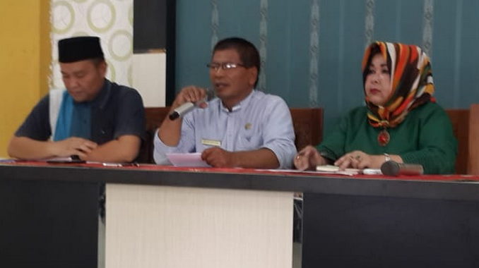Kadis Parpora Payakymbuh tengah Andiko Jumarel didampingi Kabid Humas Pemko Payakumbuh Irwan Suwandi dan Kabid Kebudayaan memberikan keterangan Pers.