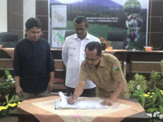 Penandatanganan berita acara kegiatan.