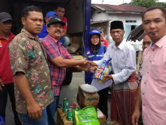 Penyerahan bantuan kepada korban kebakaran di Padang Gelugur.