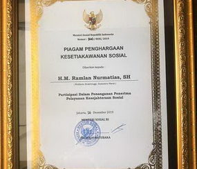 Piagam yang diterima Wako Ramlan Nurmatias.