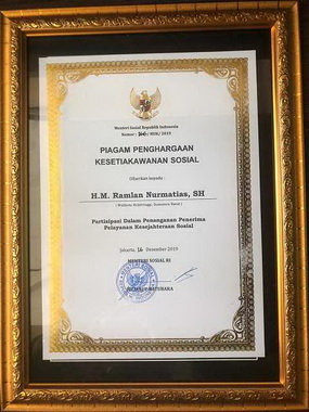 Piagam yang diterima Wako Ramlan Nurmatias.