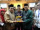 Rektor UNP Prof. Ganefri menyerahkan plakat Silaknas ICMI ke 19 kepada Menteri Agama, Fakhrur Rozi.