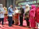 Sekretaris DPRD Sumbar Raflis SH MM saat menerima penghargaan sebagai OPD teknis terbaik