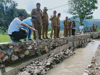 Tim khusus saat meninjau salah satu proyek pembangunan.