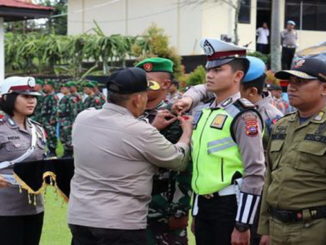 Waka Polres Tanah Datar Kompol Arifin Daulay menyematkan tanda personil operasi Lilin tahun 2019.