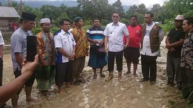 Wakil Bupati Pasaman H Atos Pratama saat melihat situasi terkini setelah banjir bandang melanda Padang Alai jorong Petok. Nagari Panti Selatan