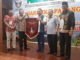 Wakil Walikota Padang Hendri Septa menyerahkan Petaka Bako IKK Padang kepada ketua umum terpilih Afrizel Azis.