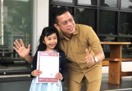 Wakil bupati Pasaman H Atos Pratama memberikan apresiasi terhadap anak didik Pasaman prestasi dalam lomba fashion show cilik se Indonesia