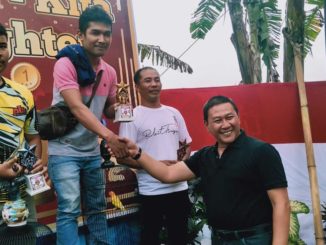 Wako Ramlan menyerahkan tropy kepada pemenang kontes.