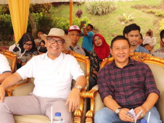 Wako Riza Falepi bersama WakoRamlan Nurmatias saat ninton Pacu Kuda di Bukit Ambacang.