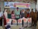 Bupati Irfendi Arbi saat menyerahkan bantuan buat korban banjir dan longsor di Kab. Limapuluh Kota.