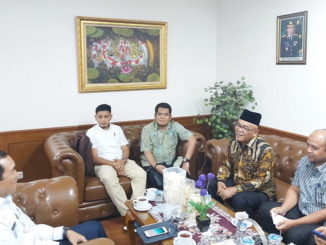 Bupati Pasbar H. Yulianto saat menemui Menteri Tenaga Kerja di Jakarta.