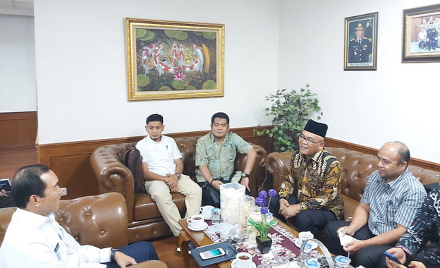 Bupati Pasbar H. Yulianto saat menemui Menteri Tenaga Kerja di Jakarta.
