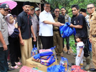Bupati Solok, Gusmal saat memberikan bantuan pada Rafnaldi