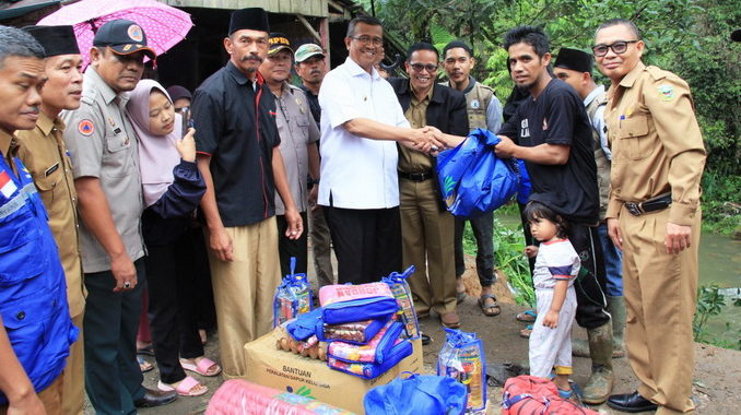 Bupati Solok, Gusmal saat memberikan bantuan pada Rafnaldi