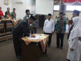 Bupati Solok, Gusmal saat menandatangani berita acara pelantikan.