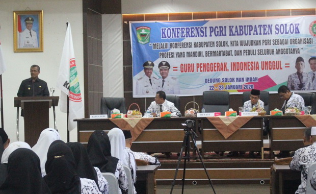 Bupati Solok saat membuka acara Konferenci PGRI Kab Solok