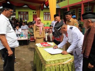 Bupati Solok saat serahterima Walinagari dan pelantikan TP-PKK Saniang Bakar