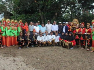 Foto bersama Wako Reza Falepi, anggota DPRD Propinsi Nurkhalis Dt. Bijo Dirajo dan Masyarakat Sotujuah Batu usai pelepasan ribuan ikan di Embung Baboi