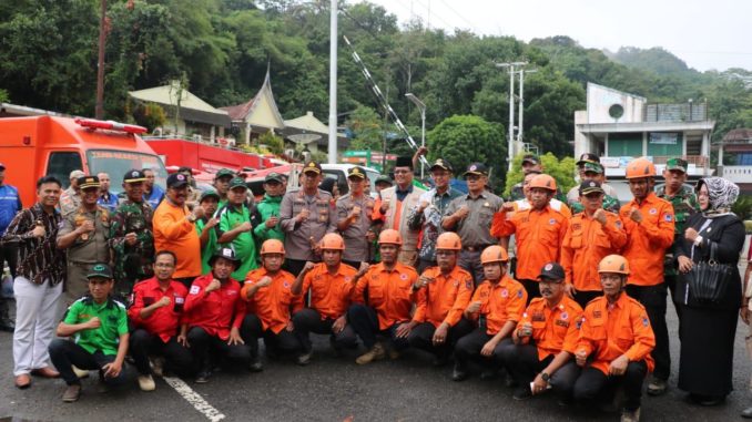 Foto bersama usai apel gabungan kesiapsiagaan bencana di plataran parkir Ngalau Indah Payakumbuh.