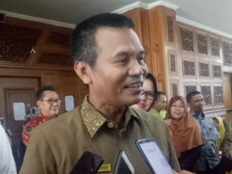 Genius Umar saat diwawancarai wartawan.