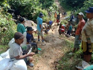 Goro membangun jembatan di BukitSikabr, Tarusan, Pessel.