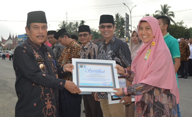 Bupati YuswirArifin menyerahkan sertifikat.