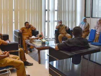 Kabag Humas Pemko Padang saat berkoordinasi dengan staf.