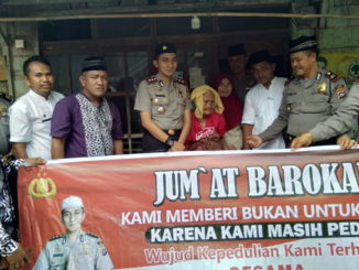 Kaplores bersama peenerima bantuan dan tokoh masyarakat Kec. Ampek Nagari.